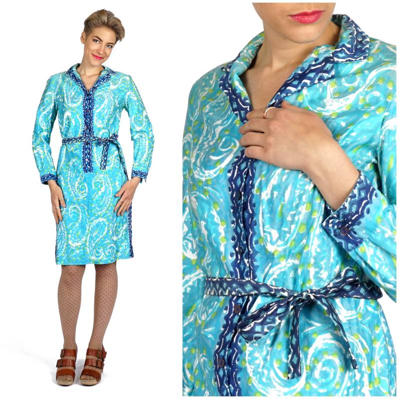 Vintage 1970Er Blaues Paisley Baumwoll Shirt-Taille Kleid Mit Kragen Und Passendem Gürtel Von Vera Neumann | Klein/Medium Vintage 1970Er Blaues Paisley Baumwoll Shirt-Taille Kleid Mit Kragen Und Passendem Gürtel Von Vera Neumann | Klein/Medium von AnimalHeadVintage