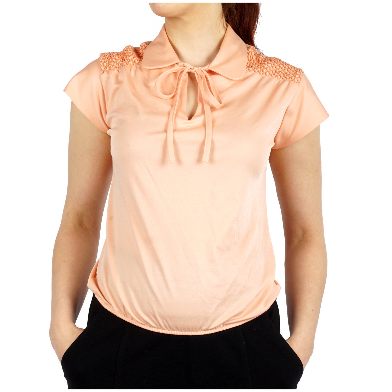 Vintage 1970Er Jahre Bluse Mit Abgerundetem Kragen, Geknoteter Krawatte Und Gesmokten Schultern | Größe S/M von AnimalHeadVintage