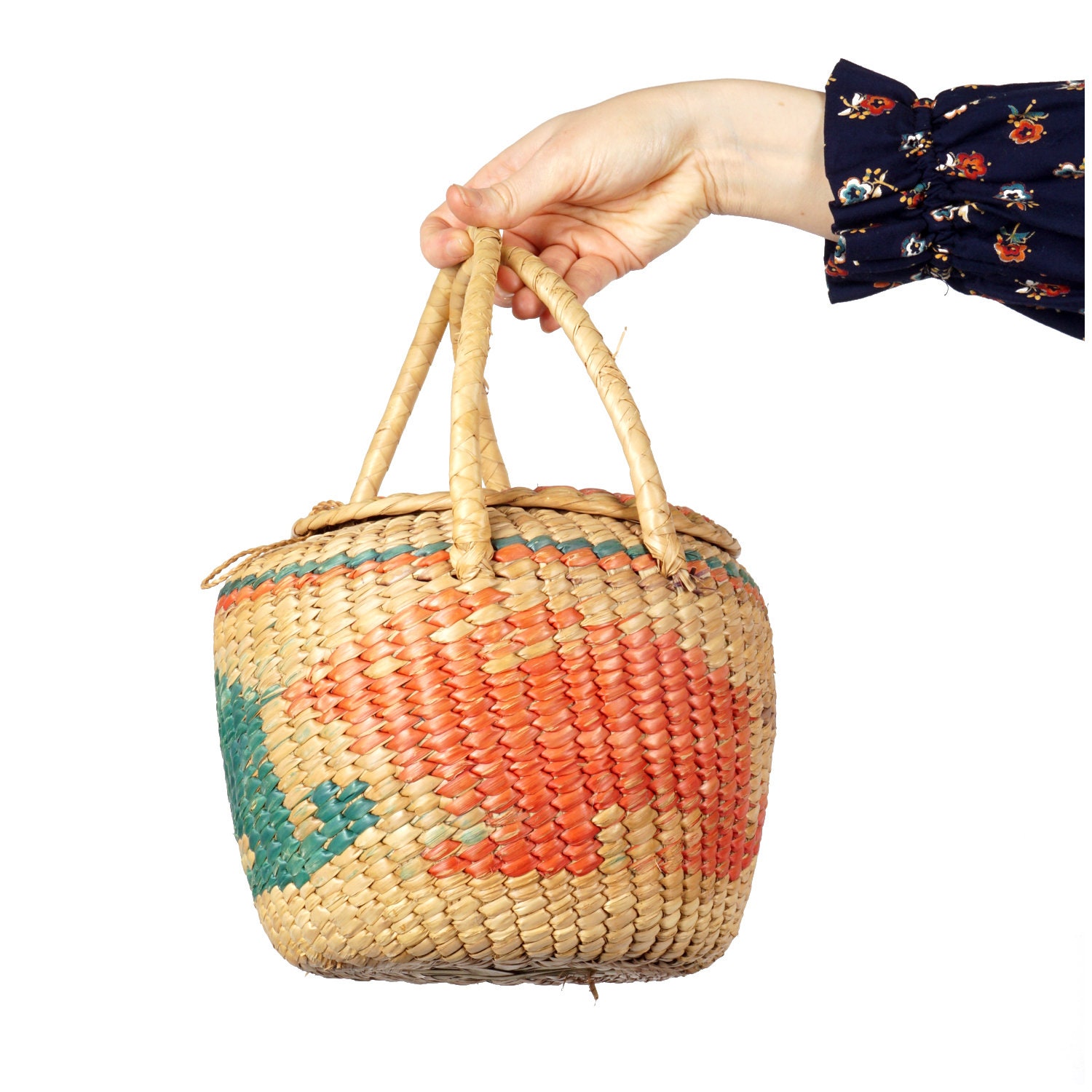 Vintage 1970Er Jahre Runde Natürliche Gewebte Faser Zwei-Griff-Korb-Geldbeutel-Handtasche Mit Blauem Und Rotem Kaninchen Gewebtes Motiv von AnimalHeadVintage