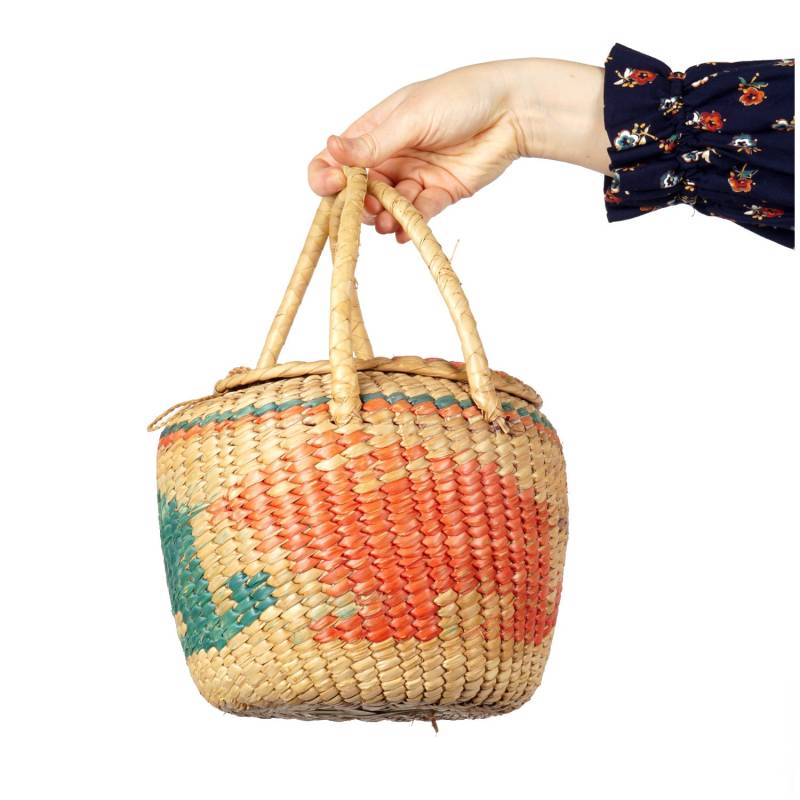 Vintage 1970Er Jahre Runde Natürliche Gewebte Faser Zwei-Griff-Korb-Geldbeutel-Handtasche Mit Blauem Und Rotem Kaninchen Gewebtes Motiv von AnimalHeadVintage