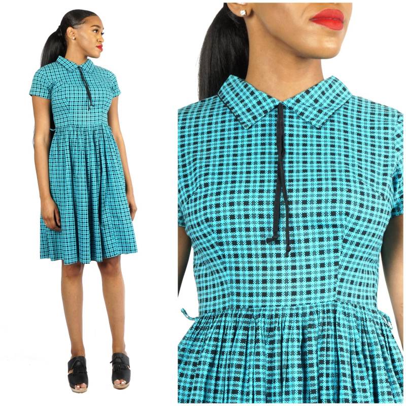 Vintage 50Er Jahre Blau Schwarz Kariertes Baumwoll Day Kleid Mit Stehkragen Und Krawatte Von Mode O' | Größe S/M Vintage 50Er Jahre Blau Schwarz Kariertes Baumwoll Day Kleid Mit Stehkragen Und Krawatte Von Mode O' | Größe S/M von AnimalHeadVintage