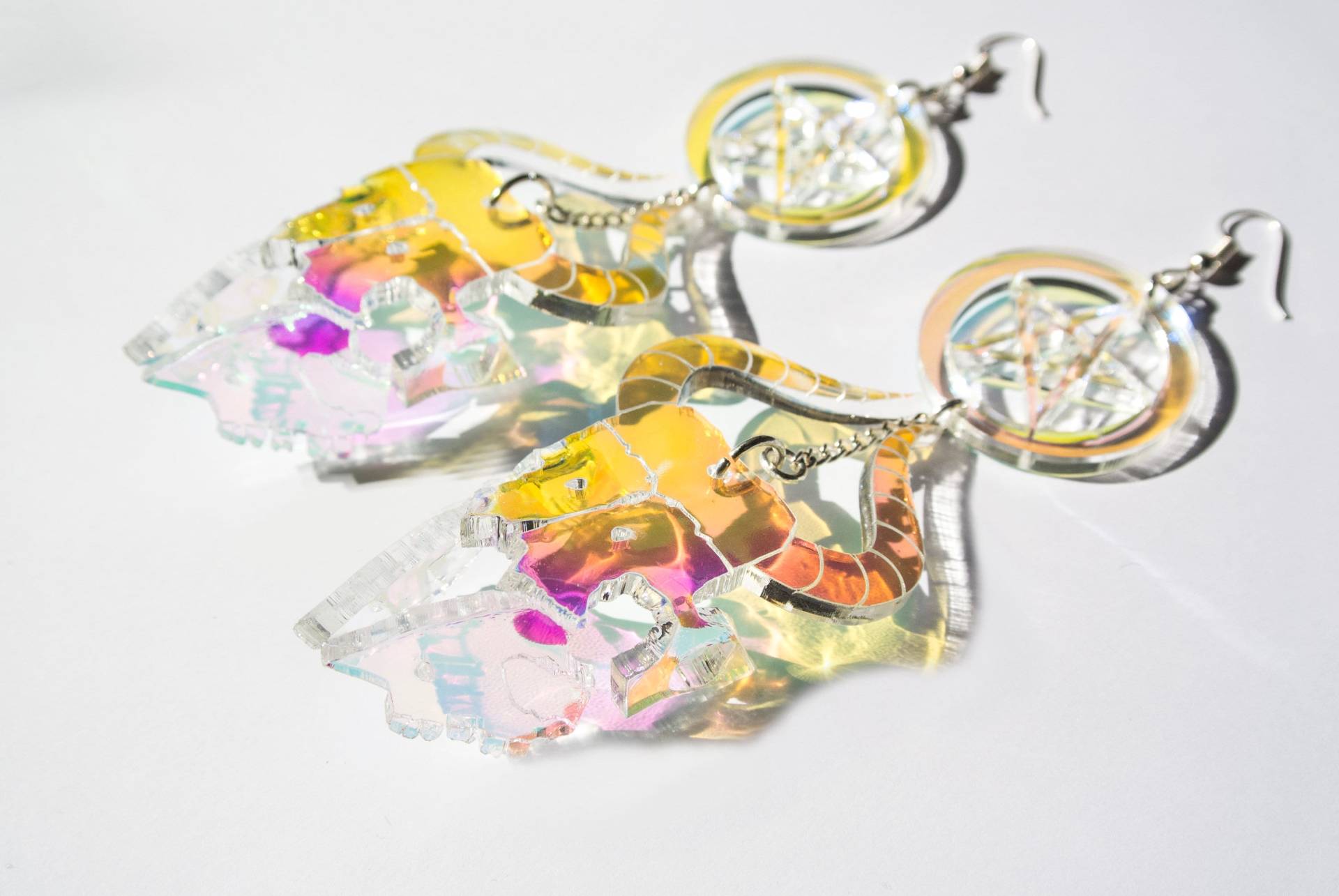 Irisierende Ziegenschädel Ohrringe von Animalhairstuff