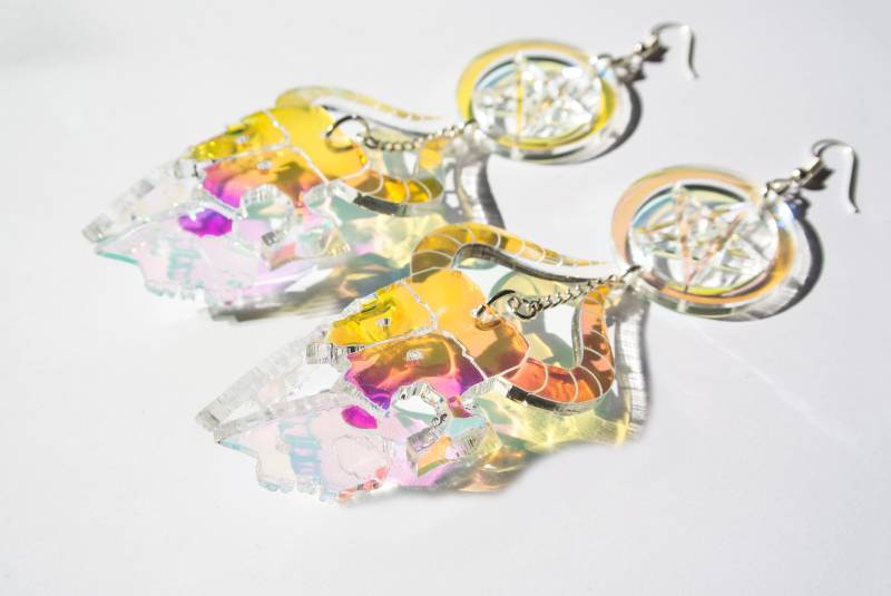 Irisierende Ziegenschädel Ohrringe von Animalhairstuff