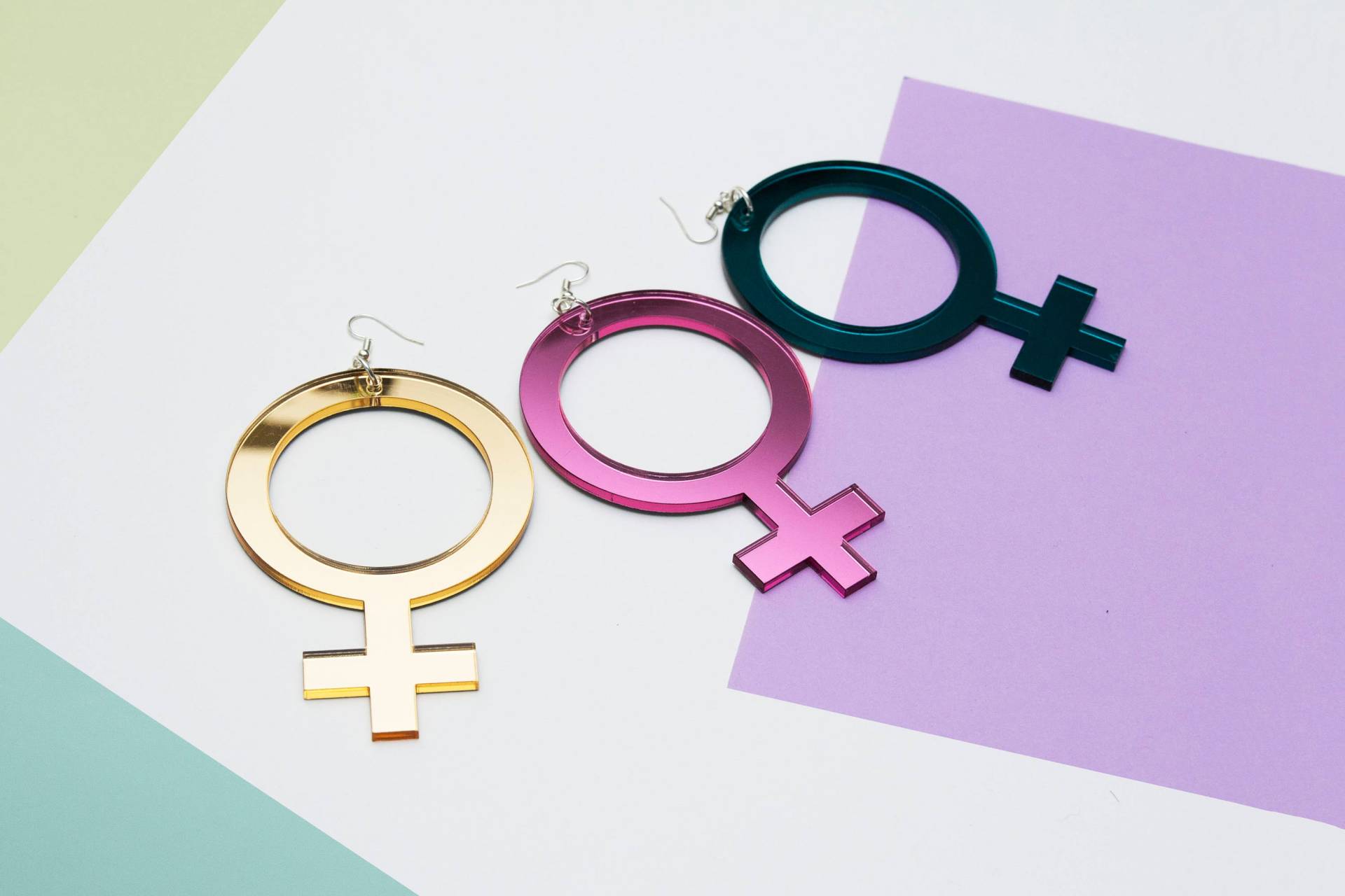 Weiblicher Symbol Statement Ohrring Extra Large - Femme 60's Style Laser Cut Acryl Oversize von Animalhairstuff