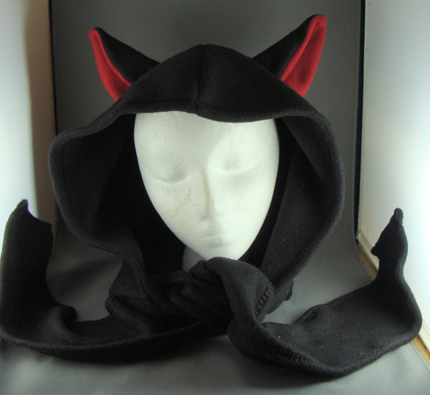 Schwarze Katze Rote Ohren Hoodie Schal Tier Fleece Mütze Cosplay Gothic Anime Skifahren Snowboarden Winter Punk Rave Schwarze Katze Rote Ohren Hoodie Schal Tier Fleece Mütze Cosplay Gothic Anime Skifahren Snowboarden Winter Punk Rave von AnimatedApparels