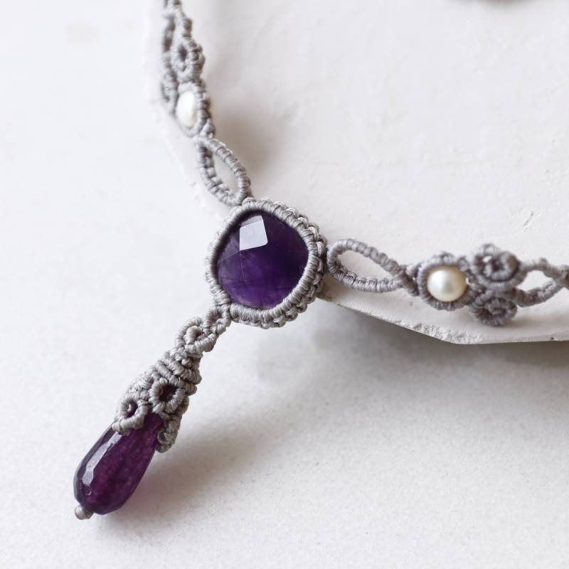 Handgemachte Mikro Makramee Kette Mit Amethyst Stein Und Perlen Einzigartiger Schmuck Für Dich von AnimoByAlma