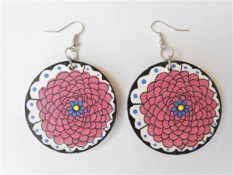 Handbemalter Holzohrring, Holzscheibenohrringe, Decoupageohrringe, Baumelnohrring, Kunstohrringe, Bunte Ohrringe, Sommerohrringe Handbemalter Holzohrring, Holzscheibenohrringe, Decoupageohrringe, Baumelnohrring, Kunstohrringe, Bunte Ohrringe, Sommerohrringe von AnisBags