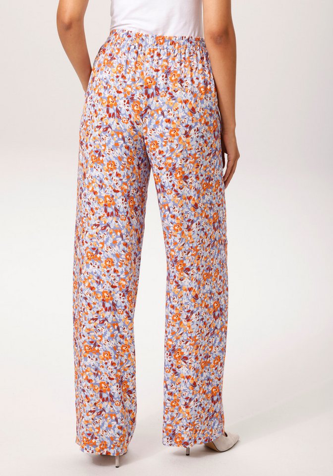 Aniston CASUAL Schlupfhose mit farbharmonischen, grafischen Blumen bedruckt - NEUE KOLLEKTION von Aniston CASUAL