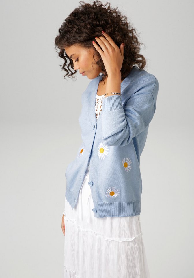 Aniston CASUAL Strickjacke mit aufgestickten Margeriten verziert von Aniston CASUAL