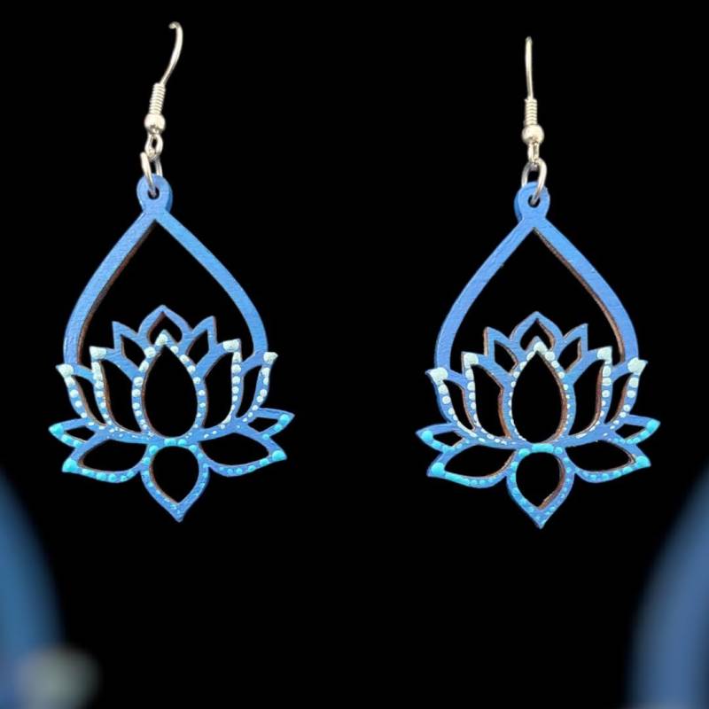 Handbemalte Lotus-Ohrringe, Holz, Kunsthandwerk, Blau, Grün, Pink, Spirituell, Boho, Schmuck, Geschenkidee Handbemalte Lotus-Ohrringe, Holz, Kunsthandwerk, Blau, Grün, Pink, Spirituell, Boho, Schmuck, Geschenkidee von AnitaArtAT