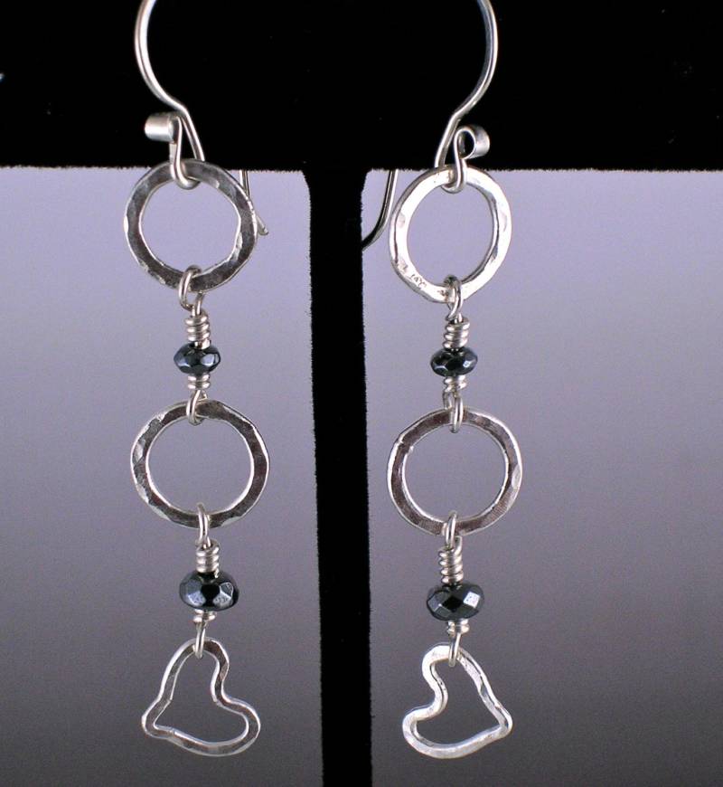 Hearts & Hugs Handgeschmiedete Silber Und Hämatit Ohrringe/Anahata Chakra Liebe Lang Leicht von AnitaFarrah