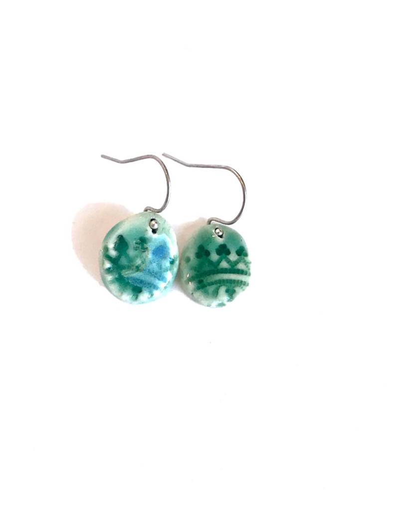 Smaragdgrüne Keramik-Ohrringe Mit Zierlichen Silber-Ohrhaken von AnitaHettenaCeramics