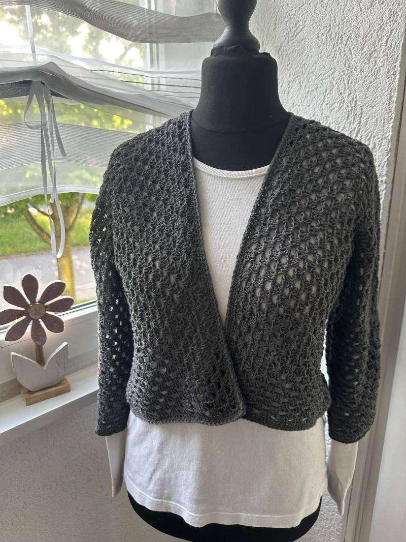 Baumwolle-Hexagon-Häkeljacke, Sechseck-Häkeljacke, Hexagon-Crop-Top, Grau, Anpassbar, Stilvoll, Gemütliche Mode, Häkeljacke Im Boho-Stil von AnitasWollewelt