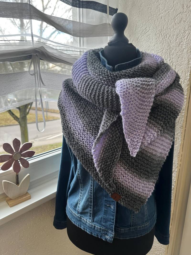 Damenschal Dreieckstuch Grau Lila Farbverlauf Gestrickt Kuschelig Weich Herbst Winter Geschenkidee Weihnachten Geburtstag Handgemacht von AnitasWollewelt