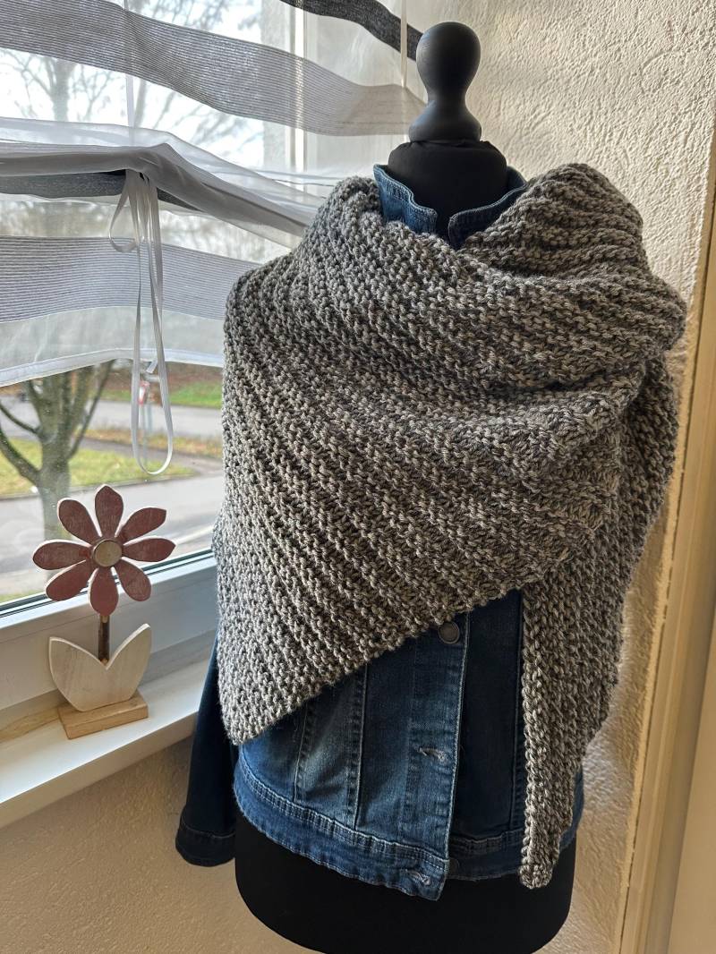 Damenschal Dreieckstuch Hell - Und Dunkelgrau Meliert Gestrickt Geschenkidee Modern Handgemacht Weihnachten Geburtstag Warm Weich Kuschelig von AnitasWollewelt