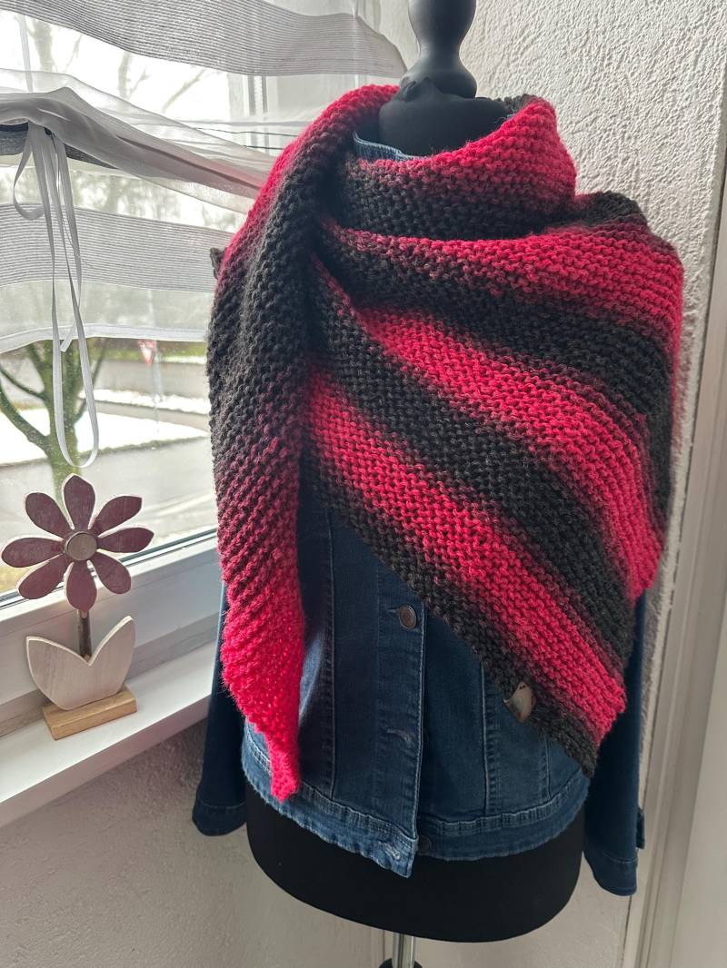 Damenschal Dreieckstuch Rotbären Schwarz Farbverlauf Gestrickt Kuschelig Weich Winter Frühling Geschenkidee Geburtstag Weihnachten Handmade von AnitasWollewelt