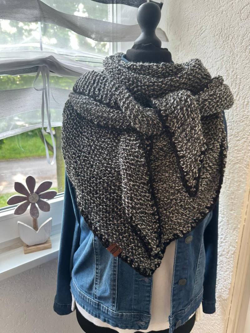 Damenschal Dreieckstuch Schwarzgrau Meliert Mit Schwarzem Rand Gestrickt Geschenkidee Modern Handgemacht Geburtstagsidee Weich Und Kratzfrei von AnitasWollewelt