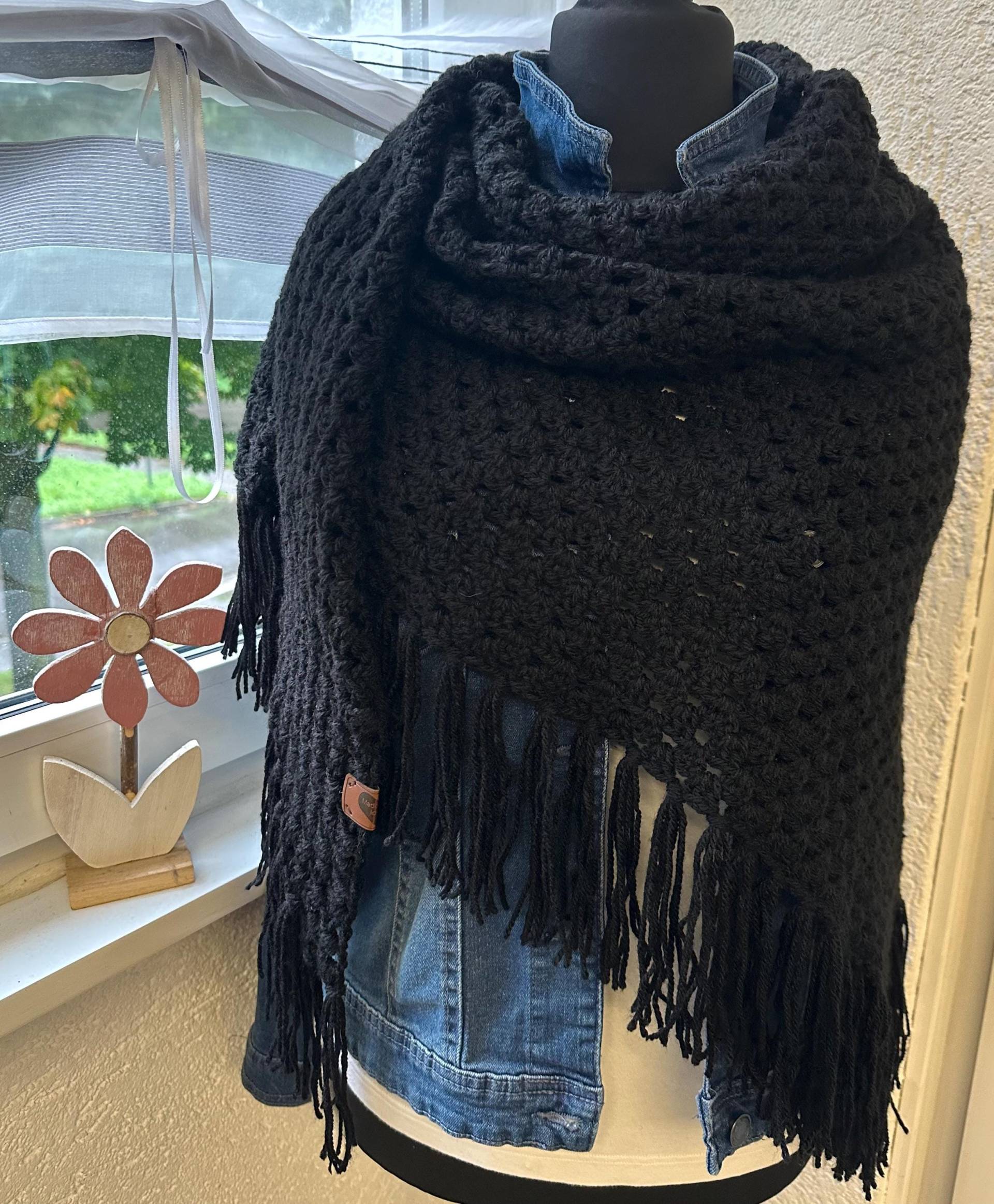 Dreicktuch Damenschal Schwarz Grannymuster Mit Franzen Gehäkelt Omas Schal Geschenkidee Weihnachten Geburtstag Handgemacht Weich Kuschelig Dreicktuch Damenschal Schwarz Grannymuster Mit Franzen Gehäkelt Omas Schal Geschenkidee Weihnachten Geburtstag Handgemacht Weich Kuschelig von AnitasWollewelt