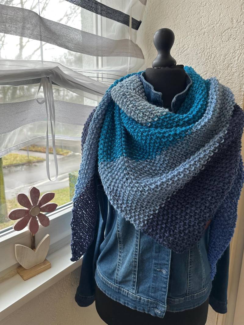 Dreiecksschal Damenschal Mehrfarbig Blau Gestrickt Alle Jahreszeiten Geschenkidee Valentinstag Muttertag Ostern Geburtstag Handgemacht von AnitasWollewelt