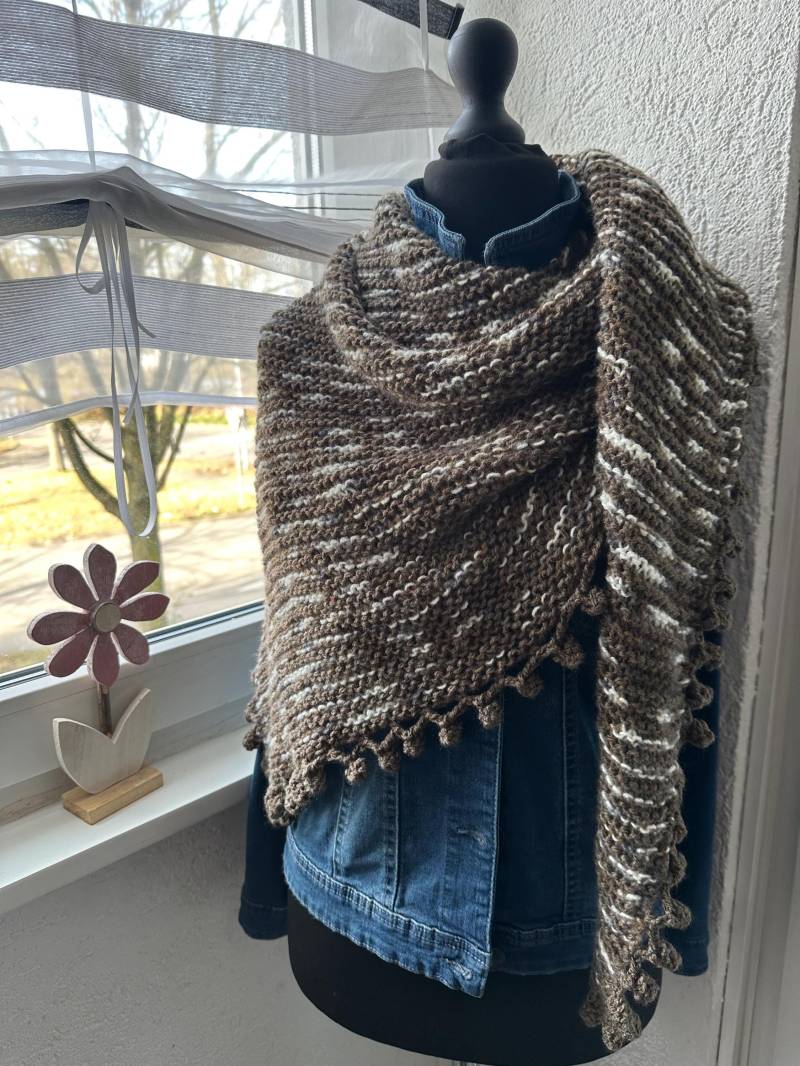 Dreieckstuch Damenschal Gestrickt Mehrfarbig Braun Beige Mit Bommelrand Geschenkidee Ostern Geburtstag Modern Handgemacht Weich Kuschelig von AnitasWollewelt