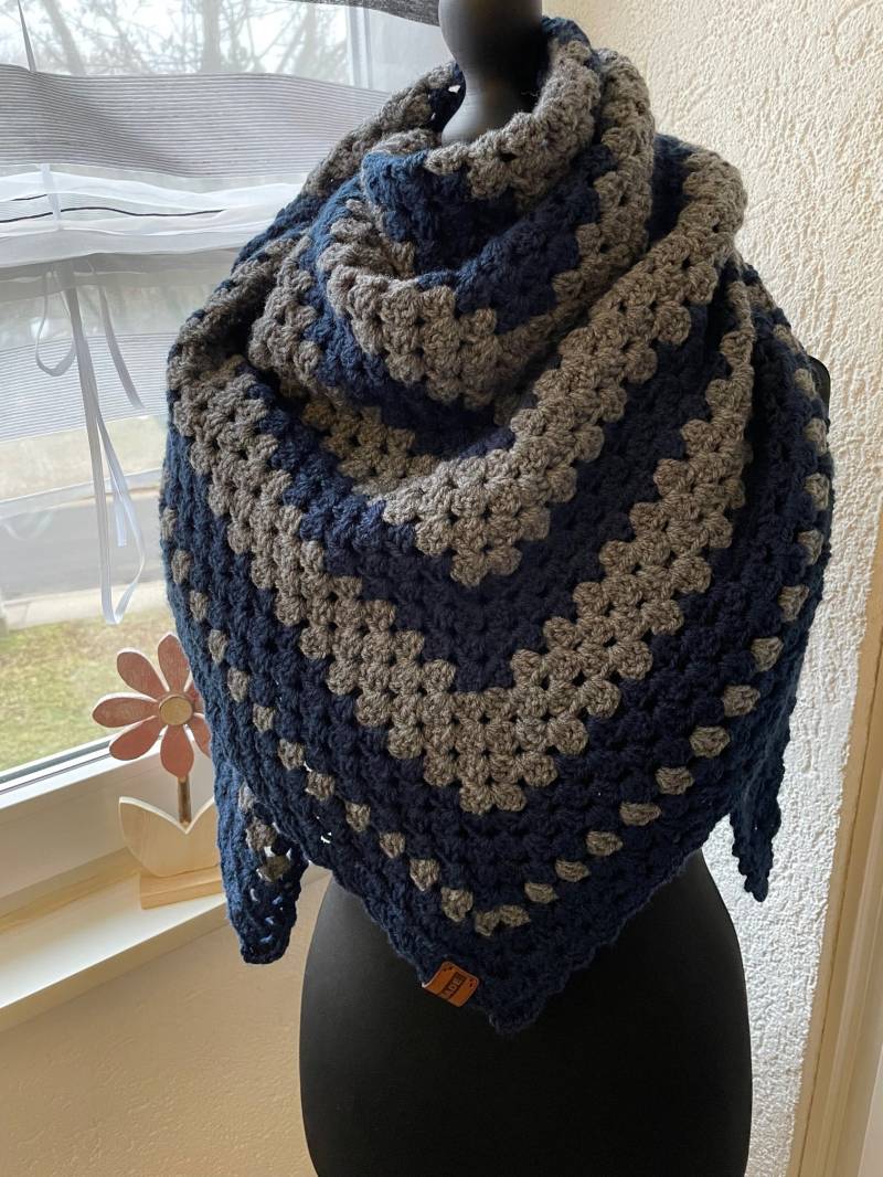 Triangle Scarf Women's Crocheted Granny Pattern Blue Gray Autumn Winter Gift Idea Modern Handmade von AnitasWollewelt