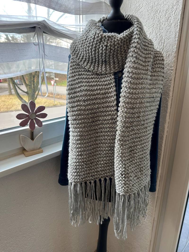 xxl Damenschal Hellgrau Tweed-Wolle Mit Franzen Gestrickt Geschenkidee Modern Handgemacht Winter Valentinstag Geburtstag Ostern Weich Warm von AnitasWollewelt