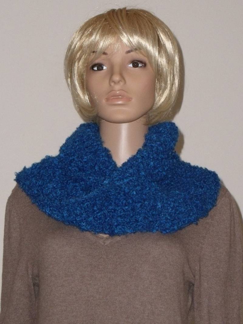 Blauer Gehäkelter Möbiusschal Aus Bouclegarn Blauer Gehäkelter Möbiusschal Aus Bouclegarn von AnjaClauberg
