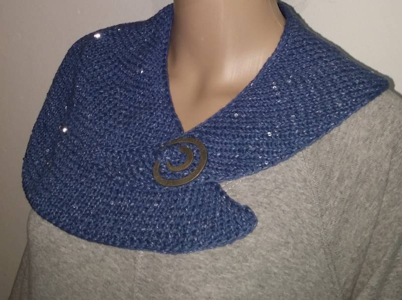 Blauer Gestricker Kragen Mit Silberfarbenen Pailetten Und Spiralschließe von AnjaClauberg