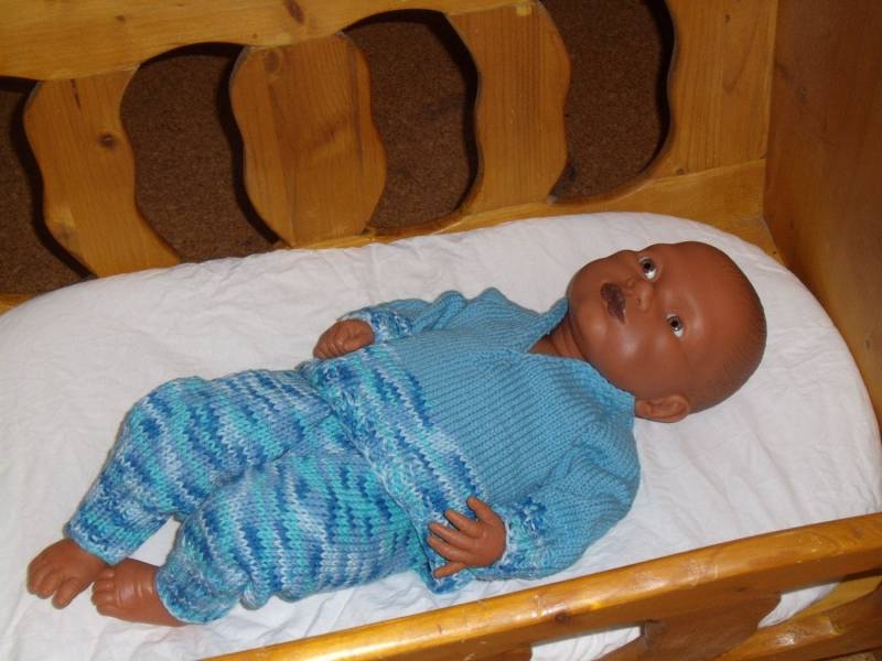 Blauer Gestrickter Pullover Mit Hose Für Kleine Jungs in Größe 50 - 56 von AnjaClauberg