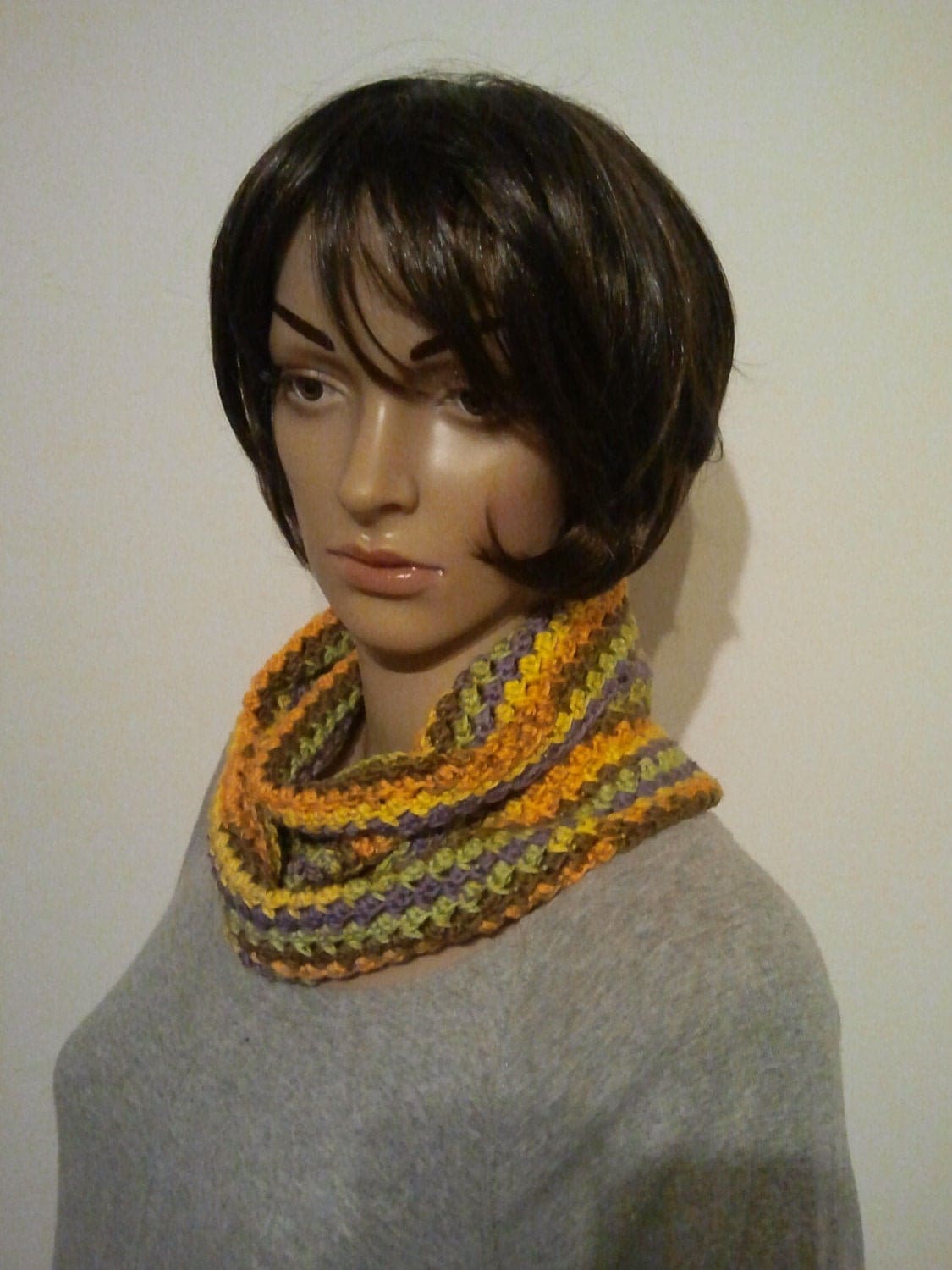 Bunter Gehäkelter Möbiusschal in Den Farben Gelb, Orange, Braun, Grün Und Violett von AnjaClauberg