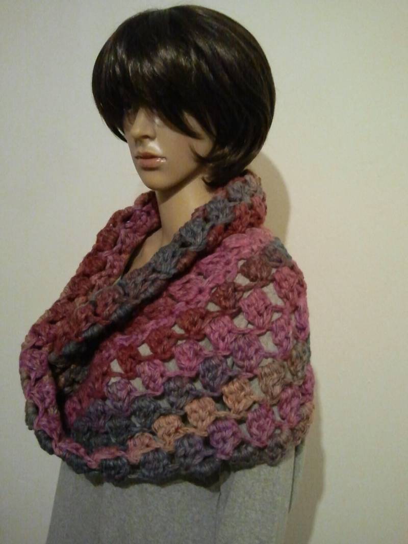 Dicker Gehäkelter Möbiusschal in Rosa-Blau-Tönen Dicker Gehäkelter Möbiusschal in Rosa-Blau-Tönen von AnjaClauberg