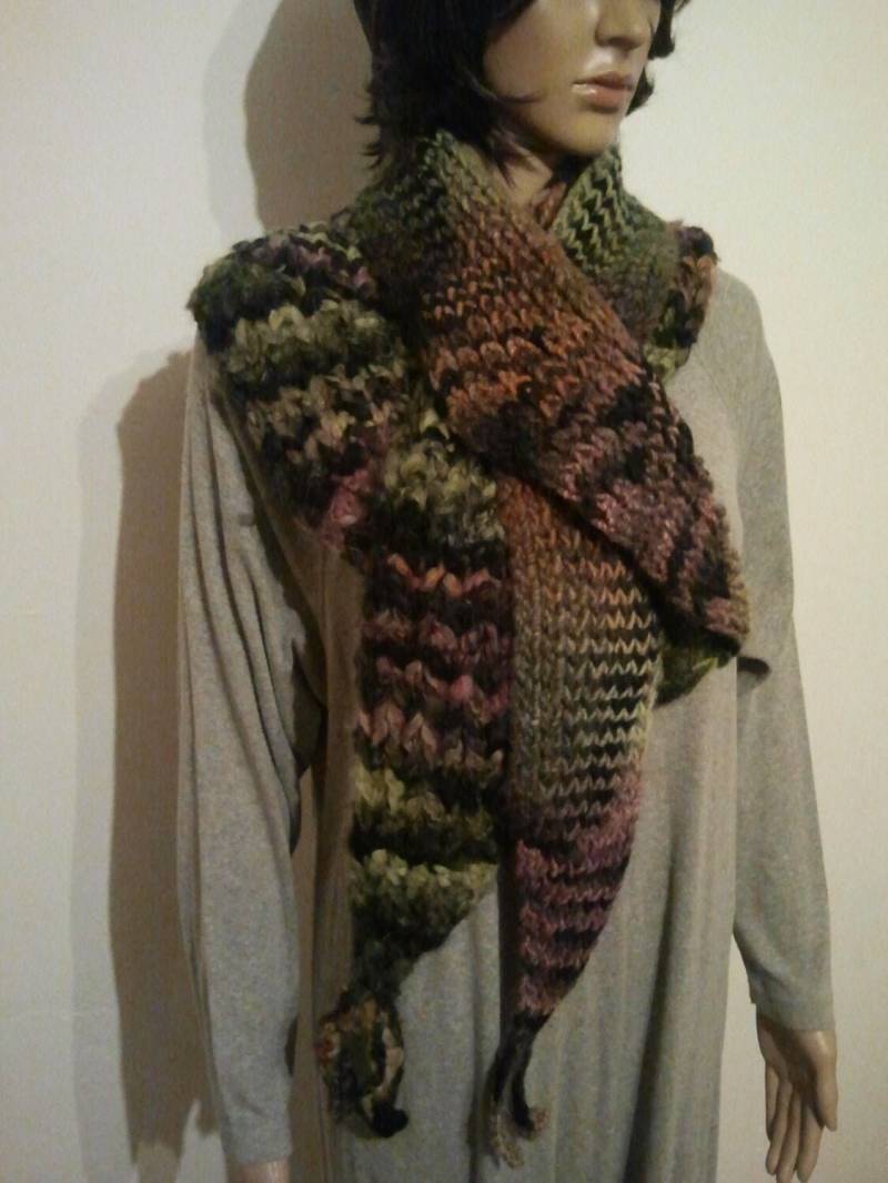 Dicker Warmer Gestrickter Schal Aus Einem Farbverlaufsgarn in Schwarz, Hellviolett, Hellorange Und Hellgrün von AnjaClauberg