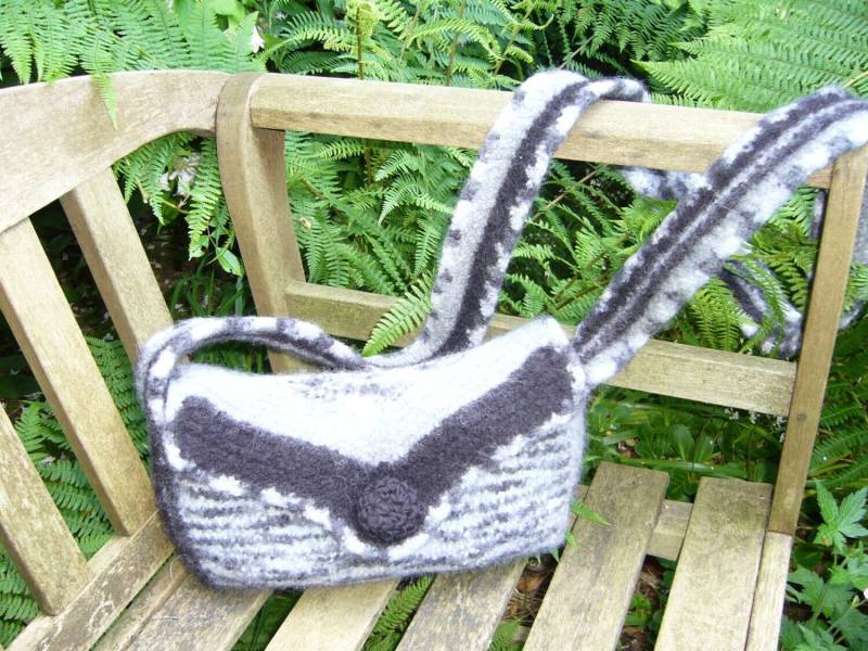 Gefilzte Tasche in Grau Mit Schwarz von AnjaClauberg