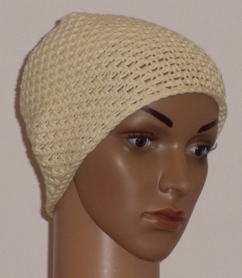 Gehäkelte Mütze Aus Einem Cremefarbenen Reinen Baumwollgarn in Bioqualität von AnjaClauberg