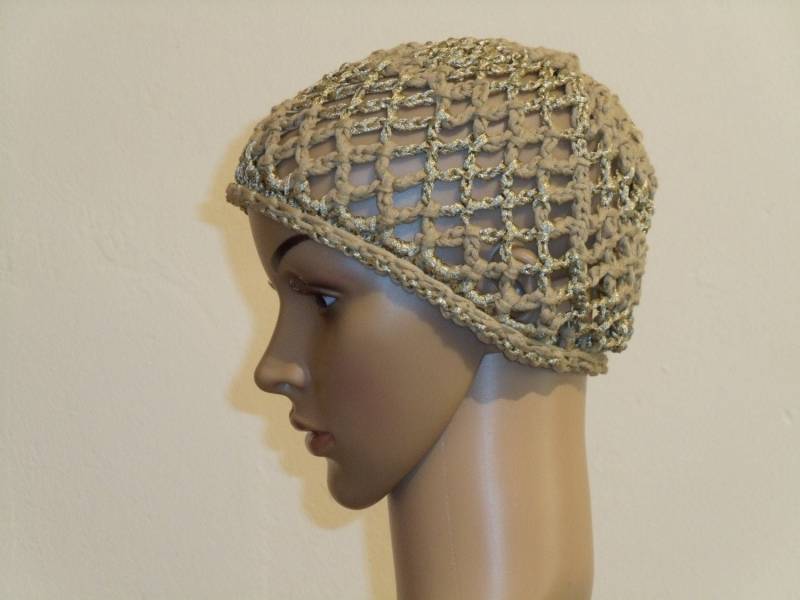 Gehäkelte Netzmütze Aus Hellbraunem Bändchengarn Mit Gold Im 30Er-Jahre-stil Gehäkelte Netzmütze Aus Hellbraunem Bändchengarn Mit Gold Im 30Er-Jahre-stil von AnjaClauberg