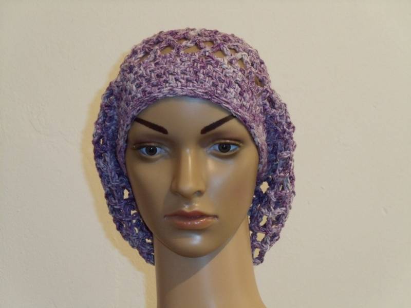Gehäkelte Skullmütze Im Netzmuster Aus Violettem Batikbändchengarn von AnjaClauberg