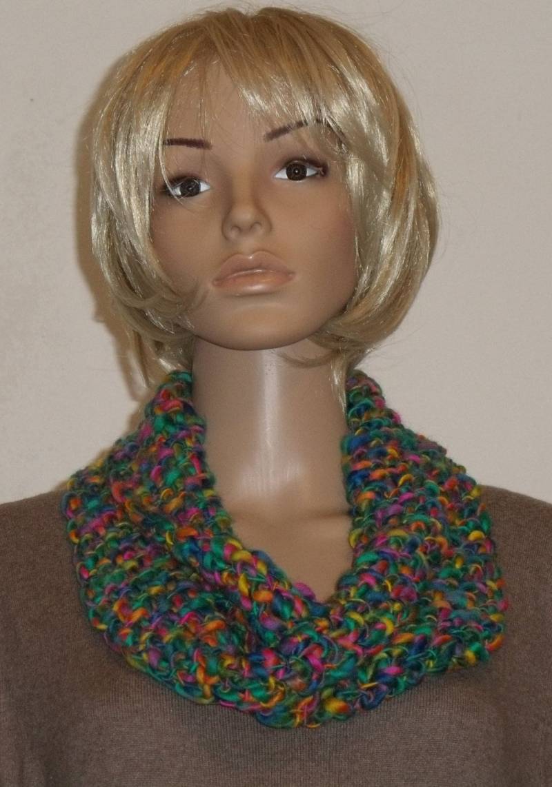 Gehäkelter Bunter Möbiusschal Aus Reiner Wolle Gehäkelter Bunter Möbiusschal Aus Reiner Wolle von AnjaClauberg