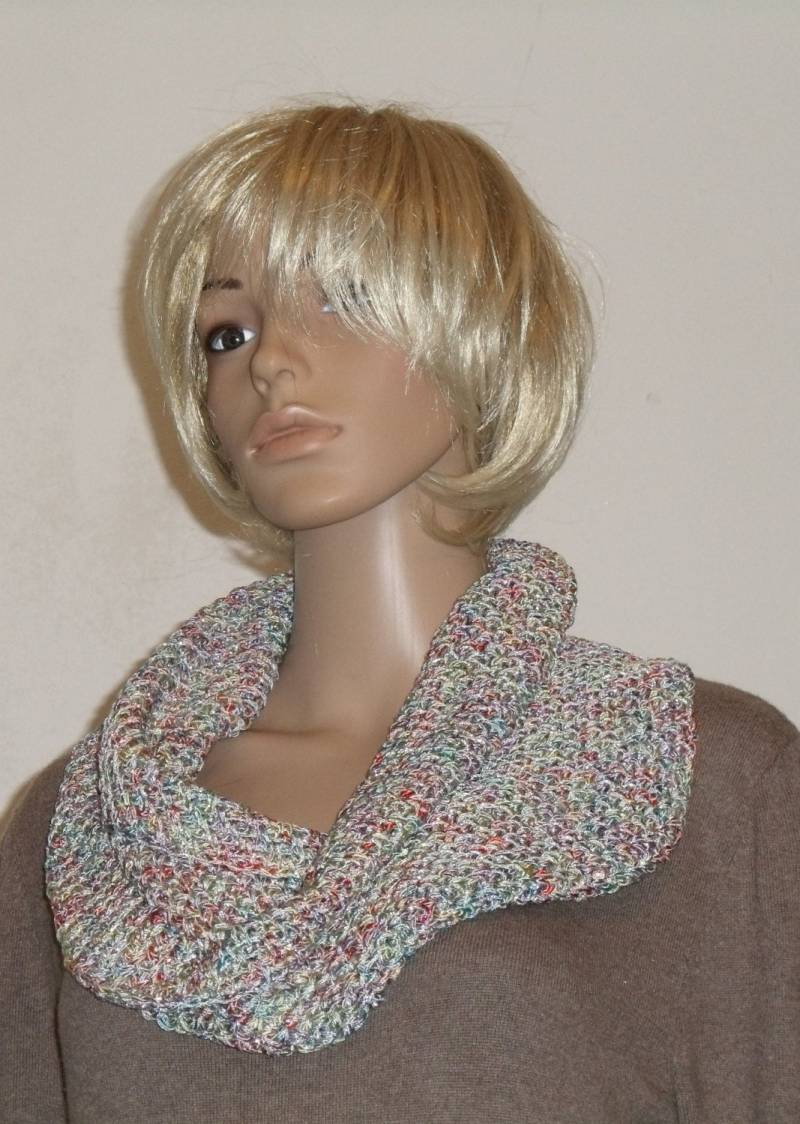 Gehäkelter Bunter Möbiusschal Mit Glanz Gehäkelter Bunter Möbiusschal Mit Glanz von AnjaClauberg