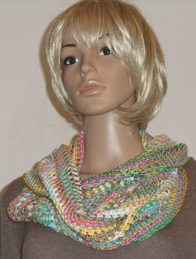 Gehäkelter Bunter Möbiusschal in Pastelltönen von AnjaClauberg