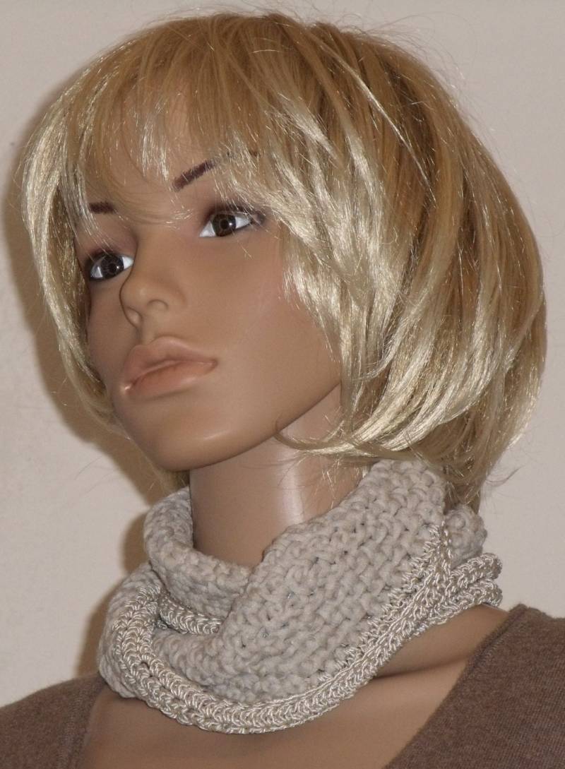 Gehäkelter Möbiusschal Aus Beigen Garn Mit Einem Rand Glänzendem Gehäkelter Möbiusschal Aus Beigen Garn Mit Einem Rand Glänzendem von AnjaClauberg