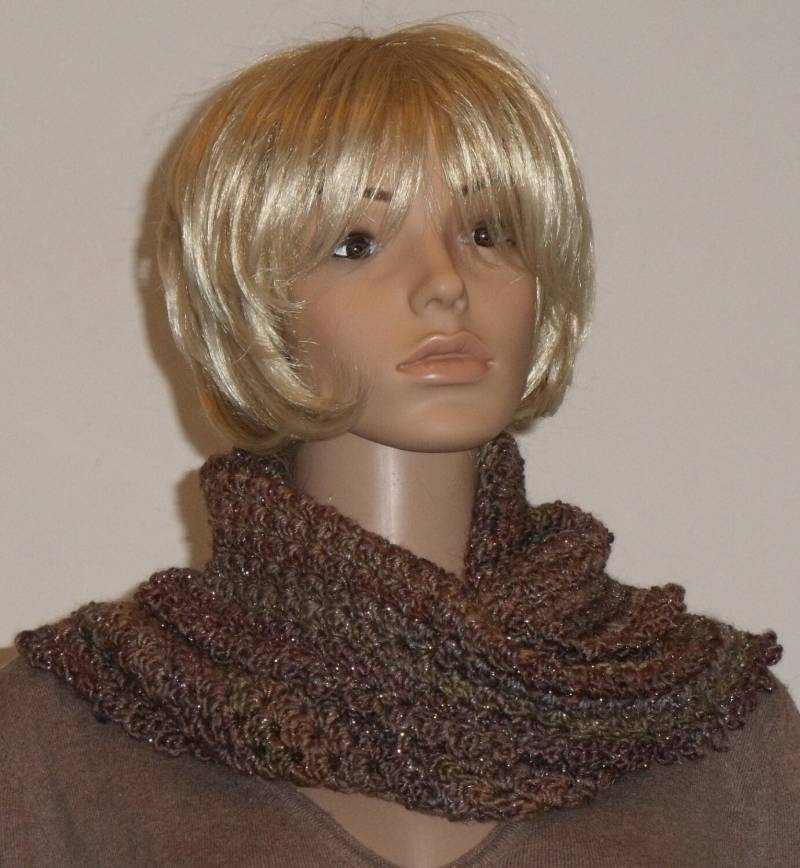 Gehäkelter Möbiusschal Aus Braun-Violettem Farbverlaufsgarn Mit Lurex von AnjaClauberg