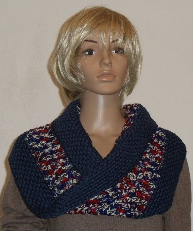 Gehäkelter Möbiusschal Aus Buntem Garn Mit Blauem Rand Reiner Wolle von AnjaClauberg