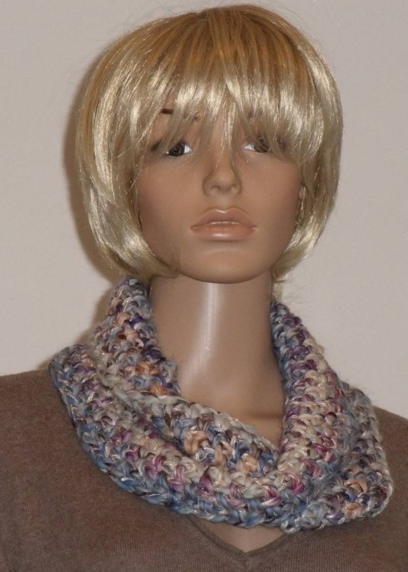 Gehäkelter Möbiusschal Aus Einem Pastellfarbenen Farbverlaufsgarn von AnjaClauberg