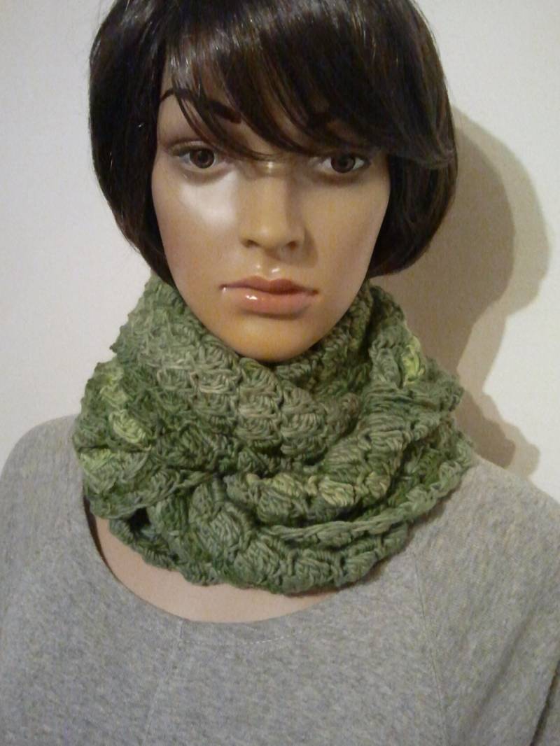Gehäkelter Möbiusschal Aus Grünem Farbverlaufsgarn von AnjaClauberg