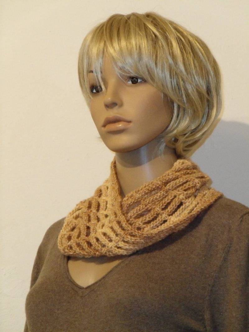 Gehäkelter Möbiusschal Aus Hellbraunem Farbverlaufsgarn Gehäkelter Möbiusschal Aus Hellbraunem Farbverlaufsgarn von AnjaClauberg