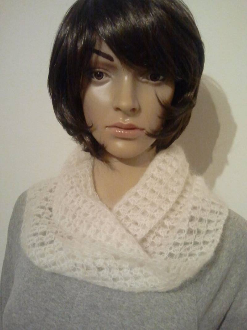 Gehäkelter Möbiusschal Aus Weißem Lacegarn Mit Mohair Gehäkelter Möbiusschal Aus Weißem Lacegarn Mit Mohair von AnjaClauberg