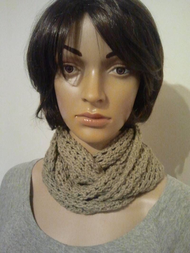 Gehäkelter Möbiusschal in Hellem Olivgrün Aus Reinem Alpaca von AnjaClauberg