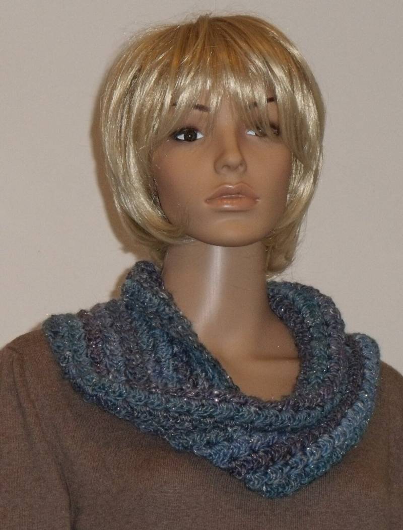 Gehäkelter Möbiusschal in Jeansblau Mit Lurex von AnjaClauberg