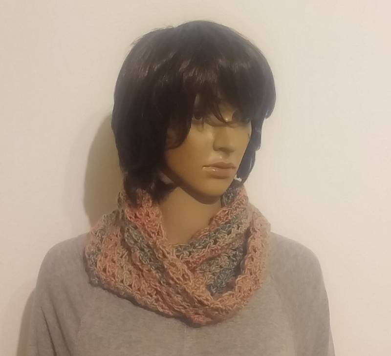 Gehäkelter Möbiusschal in Verschiedenen Rosa-, Hellblau - Und Hellbrauntönen von AnjaClauberg