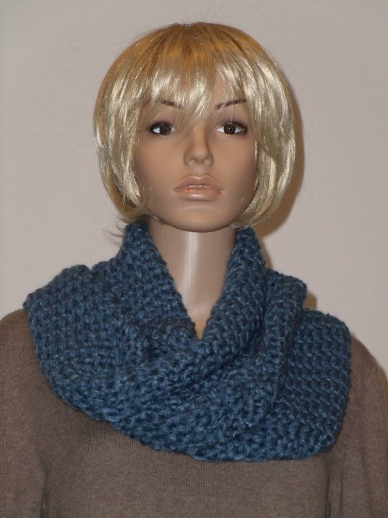 Gehäkelter Warmer Möbiusschal in Preußischblau von AnjaClauberg